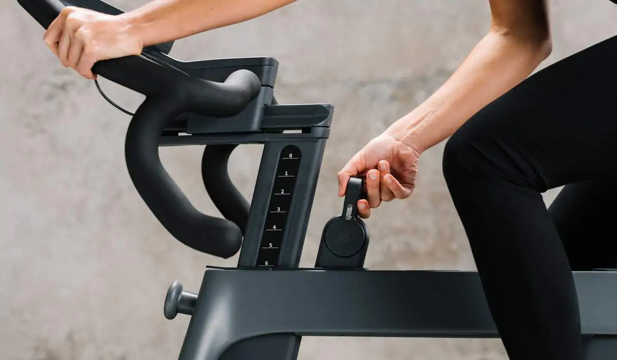 Beim Indoor Cycling handelt es sich um einen intensiven Radsport, der in Studios oder zu Hause auf stationären Indoor Bikes ausgeübt wird.