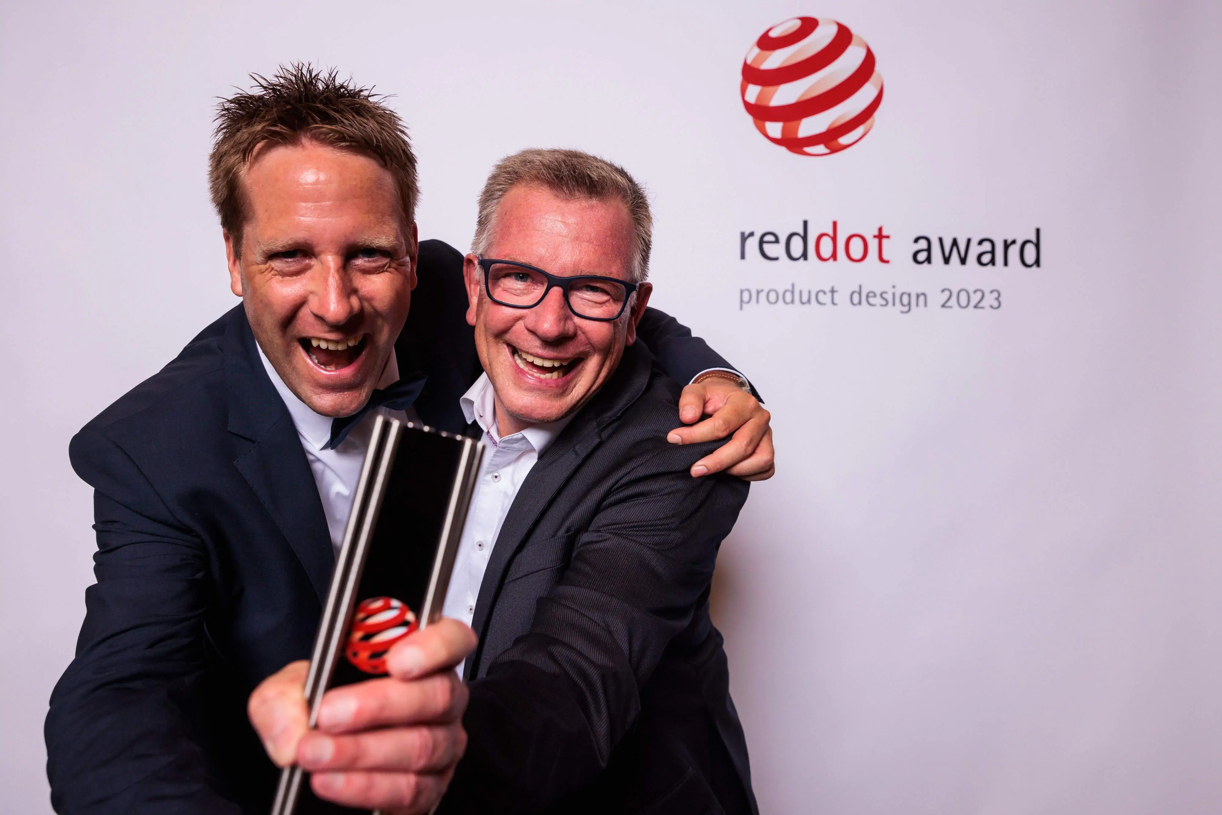 Tobias Hoch (Sales Manager DE) & Oliver Gützlaff (Product Management) holten den Preis bei der Preisverleihung ab.
