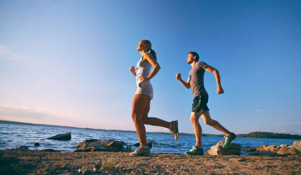 Jogging er den perfekte ferietræning, hvor du kan udforske omgivelserne og holde dig i form. 