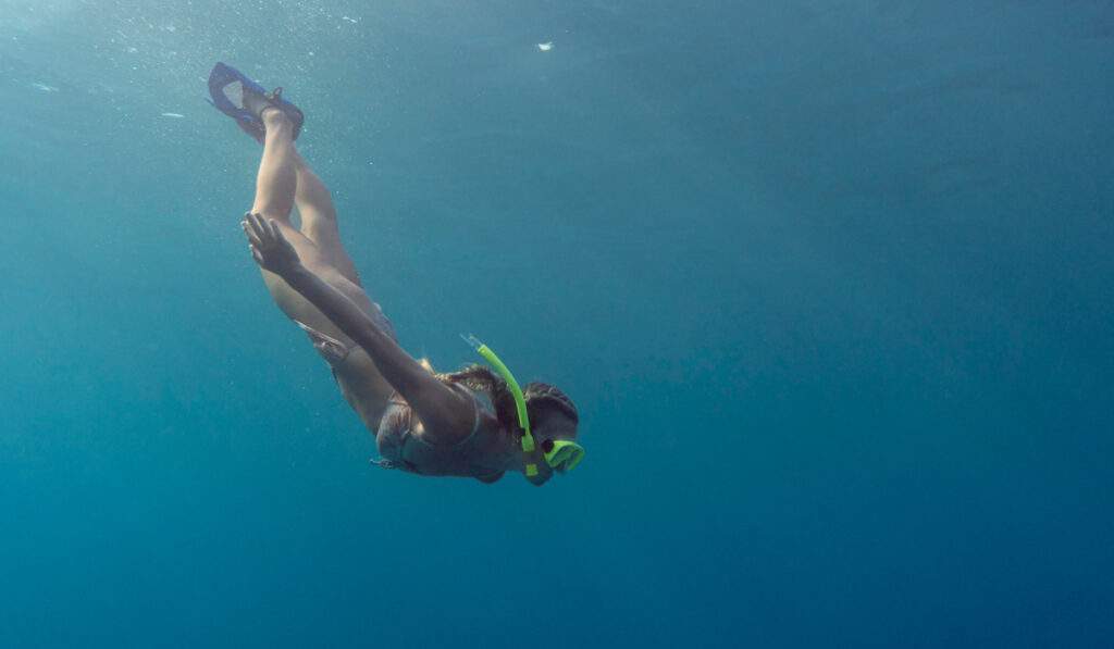 Înotul sau snorkelingul reprezintă modalitatea perfectă de a vă menține în formă în timpul unei vacanțe pe plajă.